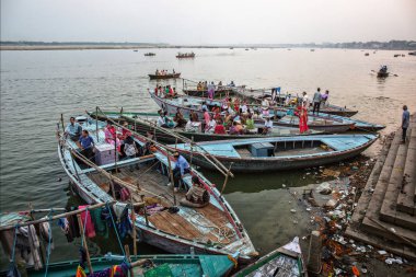 Eski mimarisi olan Varanasi şehri. Günbatımında Varanasi Hindistan 'da kutsal Manikarnika ghat manzarası