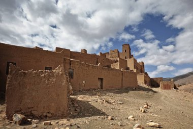 Kasbah ve Fas güzel Dragan Vadisi'nde eski bir köyde eski evleri