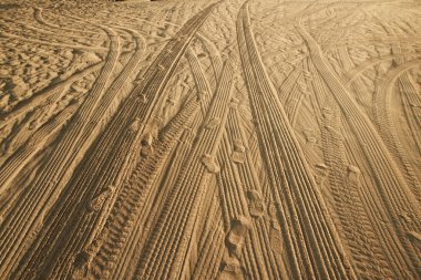 Çölde kum üzerinde otomobil parçaları