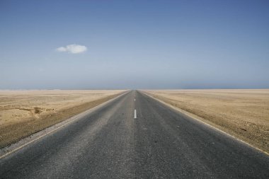 Umman çölde sonsuz yollar