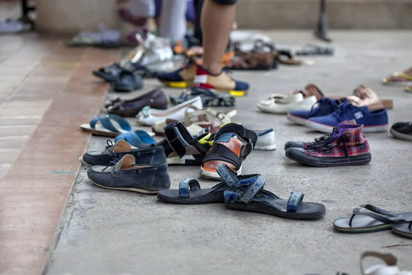 Люди Снимают Обувь Ступеньках Перед Входом Знаменитый Храм — стоковое фото