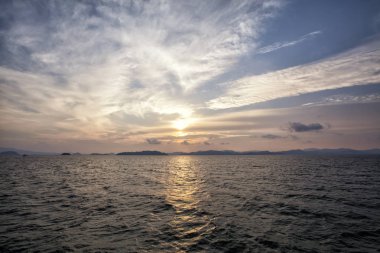 Dağ phang nga koyu Tayland arasında güzel gündoğumu siluet