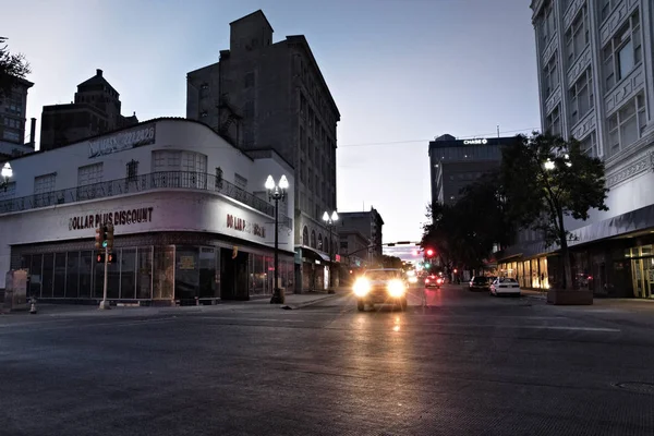 El paso gece leyin. Trafik ışıkları