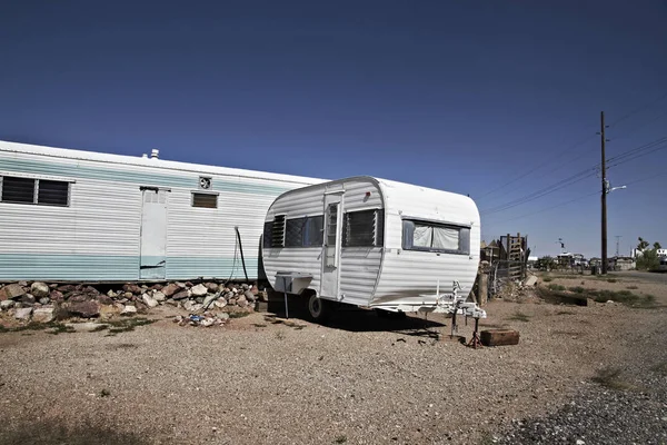 Yıkık römork ve trailerpark