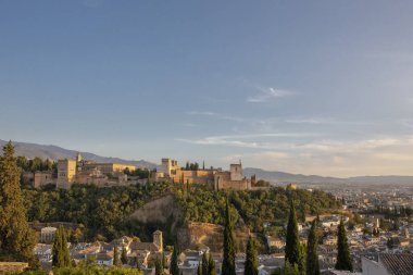 Alhambra, Granada, İspanya. Alhambra kale ve Albaicin çeyrek alacakaranlıkta, Malaga