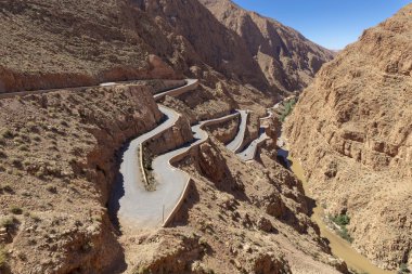 Fas, Afrika'da Dades geçit geçiş dolambaçlı yollar