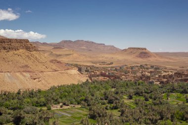 Eski Şehir, Tinghir, yeşil palmiye oasis ve kayalık Atlas Dağları aralığı peyzaj açık mavi gökyüzü, Afrika ile Güneydoğu Fas