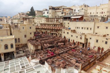 Erkekler çok Chouara tabakhane Çarşısı Fez, Fas içinde çalışıyor. Dokumacılar tabakhane Çarşısı 2000 yaşında kentin en çok ziyaret edilen bir parçasıdır. Afrika