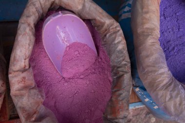 Fas sokak pazarında Satılık farklı renklerde boya pigment olan torba kapatın. Chefchaouen