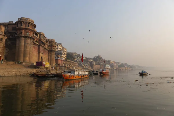 Varanasi, Hindistan'da Ganj Nehri'nin sabah görünümü. Ghats tekneler ve insanlarla. Popüler Simgesel Yapı, Varanasi, Hindistan