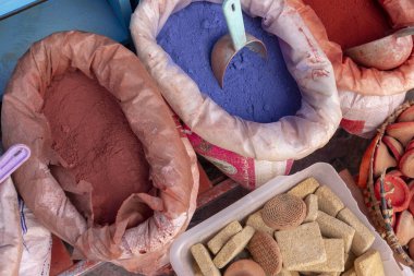 : Chefchaouen, Morocco-Fas sokak pazarında pigmentler çuval