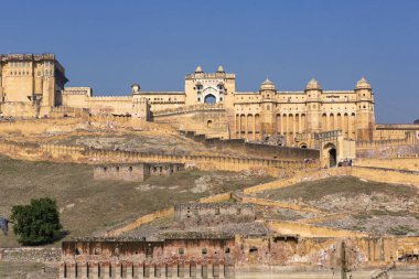 Amber Fort yükselen güneşin sıcak ışıkla aydınlatılmış. Jaipur şehir, Rajasthan Hindistan yakın bulunan ünlü Hint Simgesel Yapı