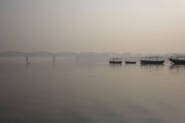 Varanasi, Hindistan. Varanasi, Hindistan'da Ganj Nehri'nin kutsal dağ geçidi görünümünü. Malviya Köprüsü ile arka planda