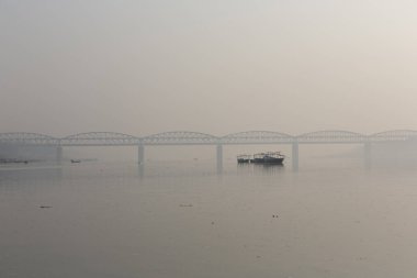 Varanasi, Hindistan'da Ganj Nehri'nin kutsal Ghat (riverfront adım) görünümü. Malviya Bridge içinde geçmiş, Hindistan