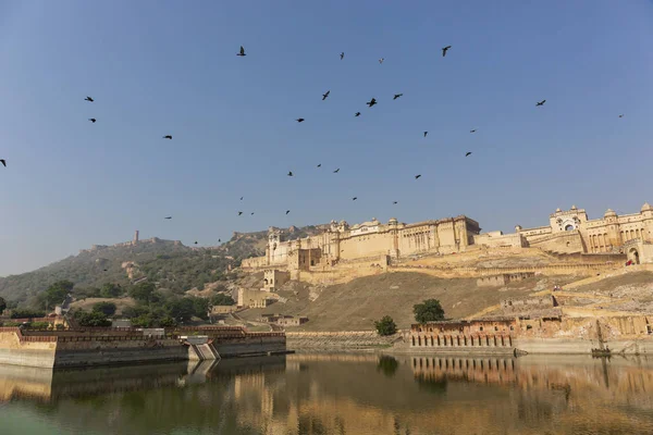 Amber Fort Osvětlené Teplým Světlem Vycházejícího Slunce Odráží Jezeře Rajasthan — Stock fotografie