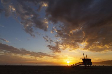 Cankurtaran evler güneş battıktan sonra Venedik Plajı'nda. Los Angeles California