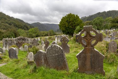 Eski Celtic gravesite kırsal İrlanda bir çayır ortasında işaretlenmemiş mezar taşları ile
