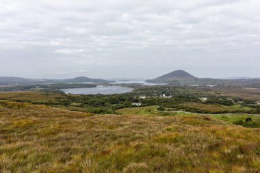 Yağmurlu bir bulutlu gün kışın güzel İrlandalı manzara fotoğrafı