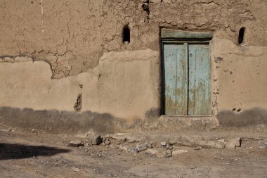 Ahşap kapı ve çamur duvar