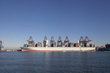 Lojistik ve taşımacılık uluslararası konteyner kargo gemisi ve kargo uçağının okyanusa yük taşıma, nakliye. Rotterdam