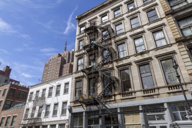 New york yangın kaçış merdiven-downtown arka sokağa mimarisi-çelik ve sarı tuğla arka plan
