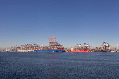 Bağlantı noktası Rotterdam kentinde boş büyük konteyner gemisi