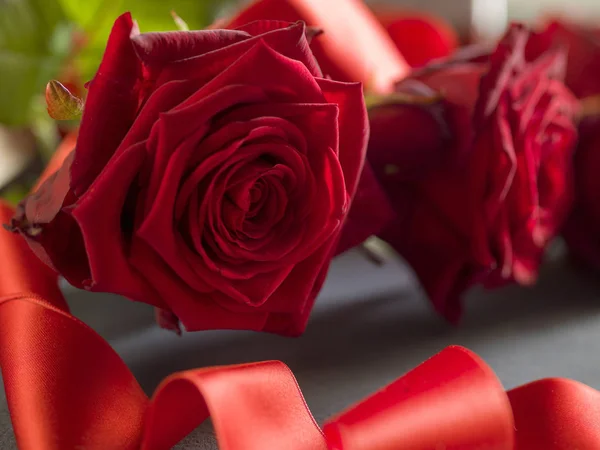 Букет красных роз на деревянном фоне. День святого Валентина фон — стоковое фото