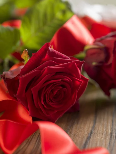 День святого Валентина фон с красными розами и красной лентой на дереве — стоковое фото