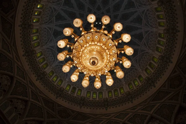 Interior Al Fateh Grand Mosque in the city of Manama, Kingdom of Bahrain — Stock Photo, Image