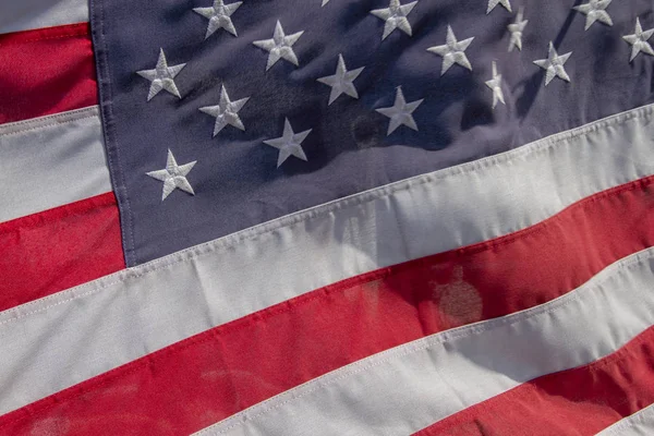Amerikai zászló lengett a szélben — Stock Fotó