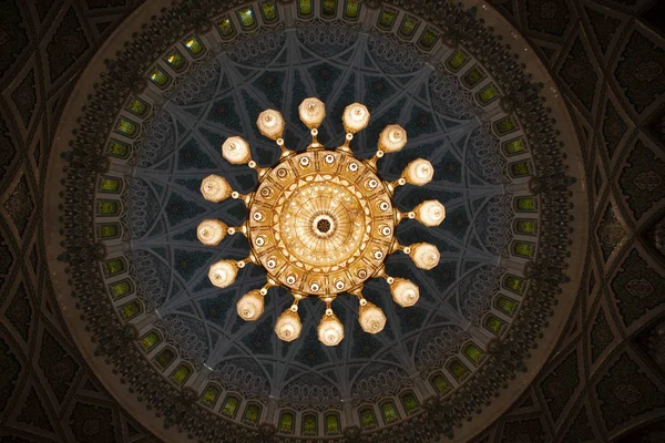 Close up interior Al Fateh Grand Mosque in the city of Manama, Kingdom of Bahrain — Stock Photo, Image