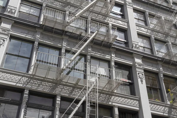 Exterieur Brandtrap trappen op de buitenkant van een oude bakstenen gebouw — Stockfoto