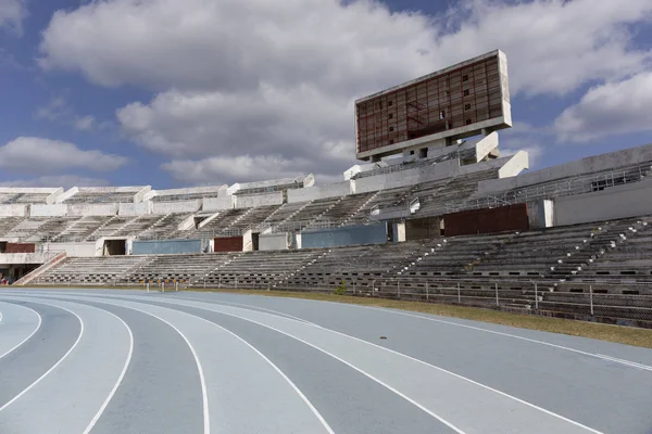 Pista deportiva azul para correr en estadio con tribuna. Ejecutar un concepto de estilo de vida saludable — Foto de Stock