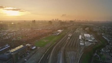 Modern şehir merkezi Rotterdam metro ile havadan görünümü