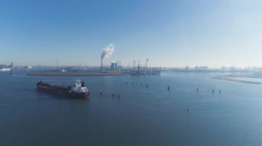Rotterdam, Hollanda. Apm konteyner terminali Harbor Tweede Maasvlakte, Hollanda Hava görünümünü. Açık ufku ve bazı cumulus bulutları ile güzel bir gün