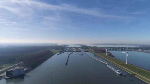 沃尔克克水闸 是荷兰三角洲工程的一部分 也是欧洲最大的内陆水闸 — 图库视频影像