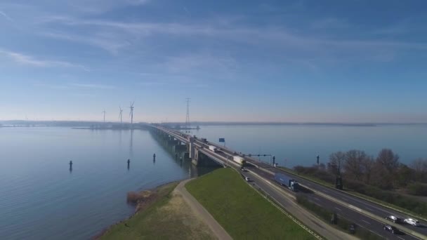 オランダで北海橋 オランダのデルタ作品と最大の内陸水の一部をヨーロッパのロックします — ストック動画