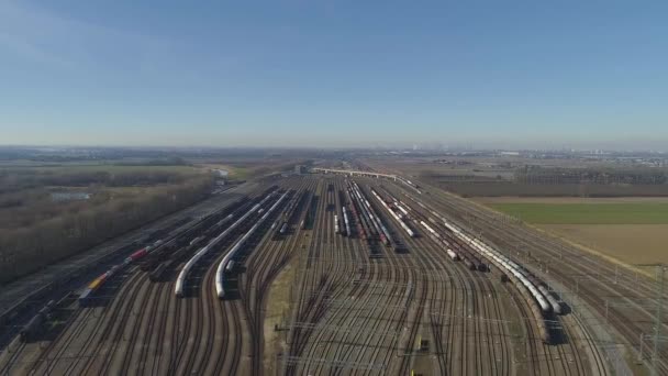货运列车的顶部视图 从火车站五颜六色的货运列车飞行无人机上看鸟图 铁路上有货物的货车 重工业 带火车的工业概念场景 — 图库视频影像