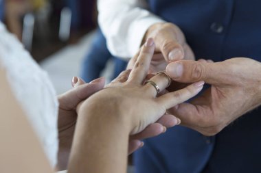 Gelin ve damadın elleri ile alyans