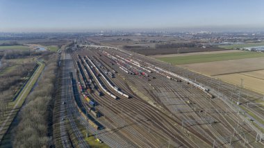 Kargo trenleri. Renkli yük trenlerinin hava manzarası. Demiryolu.