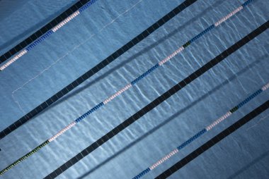 Su mavi Çinili Yüzme Havuzu arka plan üzerinde dalgaların. Üzerinden görüntülemek 