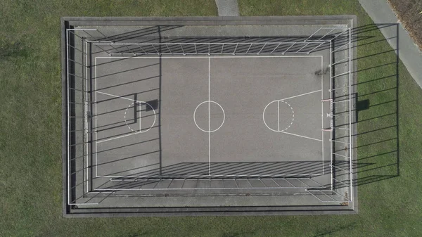 公共篮球场及足球场-自上而下的航拍图像 — 图库照片