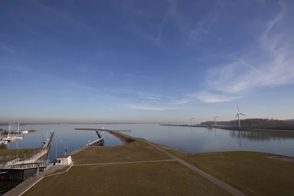 Fechaduras de água Volkerak, parte da Dutch Delta Works e da larg — Fotografia de Stock