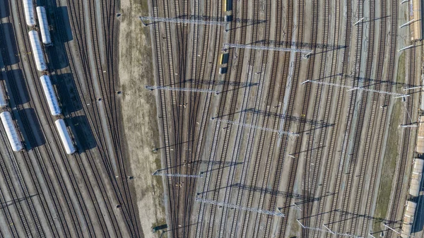 Pociągi towarowe. Widok z lotu ptaka kolorowych pociągów towarowych. Stacja kolejowa — Zdjęcie stockowe