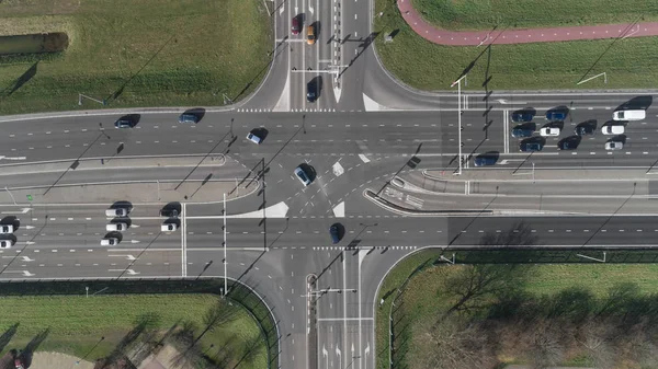 Skrzyżowanie autostrad z samochodami i światłami. Widok z góry — Zdjęcie stockowe
