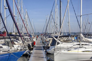 Yelkenli harbor, birçok güzel Yelkenli Yatlar deniz po demirleyen