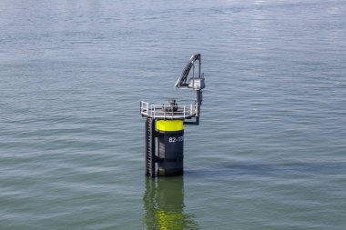 Rıhtım, kıyıya yakın bir yer. Gemi ya da tekne bağlamak için. 