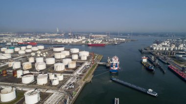 Rotterdam Limanı. Şişe. Sanayi bölgesinden petrol rafinerisi.