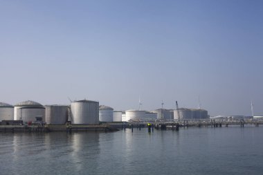 Sanayi bölgesinden petrol rafinerisi, hava manzaralı petrol ve gaz.