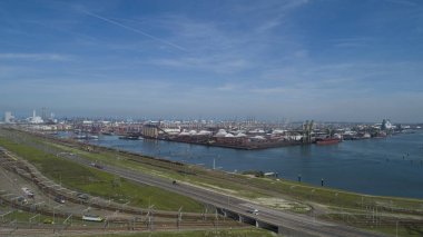 Hollanda 'nın Rotterdam Limanı' ndaki sanayi bölgesi. por